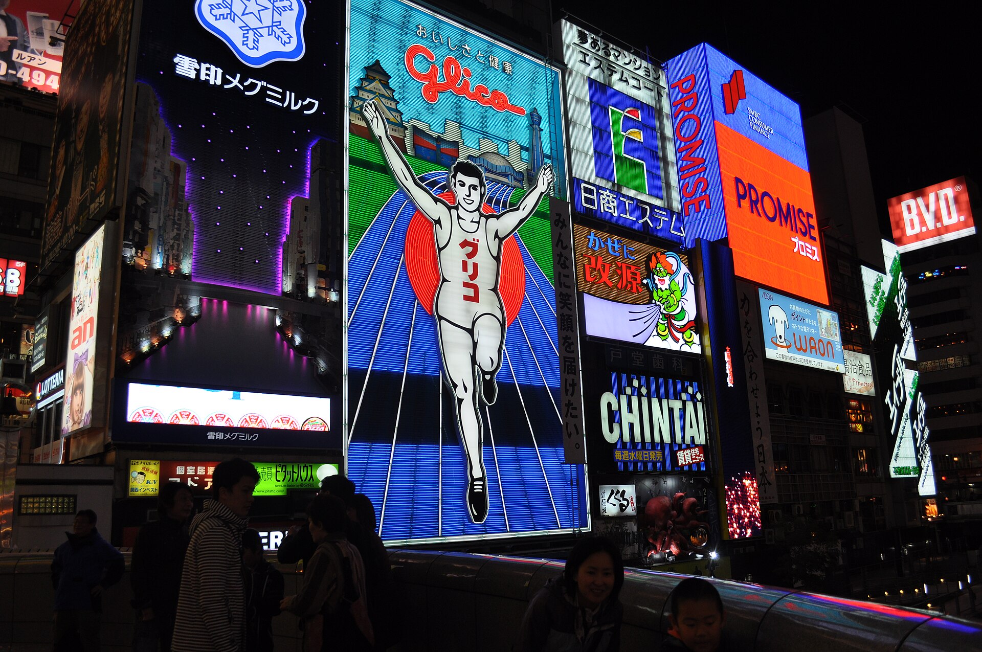 2013年に戎橋から撮影された道頓堀のグリコサイン